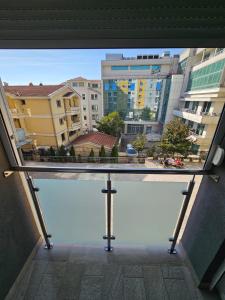 uma vista a partir de uma janela de uma cidade com edifícios em AGAPE Apartment em Podgorica