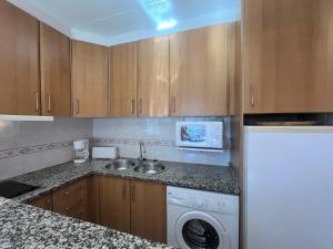 una cucina con lavandino e lavatrice di Apart-rent Apartment Bahia 0012 a Empuriabrava