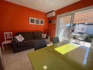 エンプリアブラバにあるApart-rent Apartment Bahia 0012のリビングルーム(ソファ、テーブル付)
