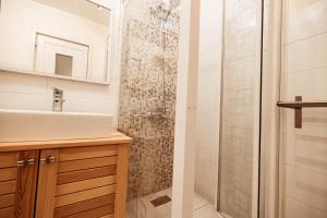 bagno con lavandino e doccia di Sage Bloom Retreat: 3BR Oasis Apartment a Il Cairo