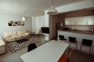 un soggiorno con divano e tavolo di Sage Bloom Retreat: 3BR Oasis Apartment a Il Cairo
