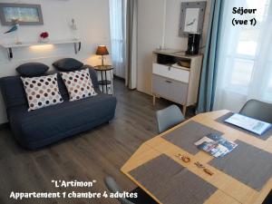 - un salon avec un canapé et une table dans l'établissement Résidence La Hoguette, à Saint-Malo