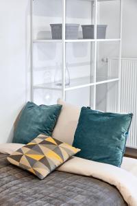 Zawady Comfort Apartment في بوزنان: أريكة عليها وسادتين في غرفة