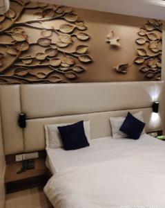 1 dormitorio con 2 camas y un cuadro en la pared en Hotel the Mansion , Mathura en Mathura