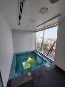 Bazén v ubytování Business Bay, Compact, Modern Studio Dubai nebo v jeho okolí