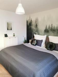 a bedroom with a large bed with pillows at Schöne große Ferienwohnung BASILIKABLICK stadtnah ruhig Nähe Bodensee mit Aussicht in Weingarten