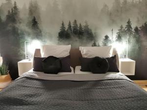 un letto con tre cuscini sopra di Geräumige schöne Ferienwohnung stadtnah ruhig Nähe Bodensee mit Aussicht a Weingarten