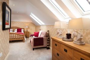 uma sala com um quarto com uma cama e uma cómoda em Dryburgh Steading One em Saint Boswells