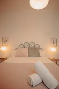sypialnia z dużym białym łóżkiem z 2 lampami w obiekcie Triana, cozy y con una ubicación ideal w Sewilli