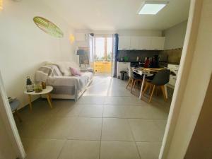 a living room with a couch and a table at La Ciotat vue mer emplacement exceptionnel avec parking in La Ciotat