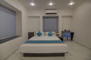 1 dormitorio con cama y escritorio. en 9 Bedroom Villa with Open Garden ALL ROOMS ATTACHED, en Pune