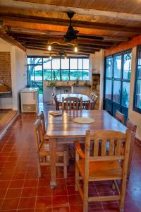Un comedor con mesa y sillas de madera. en Yellow Cardinal Lodge, en Curuzú Cuatiá