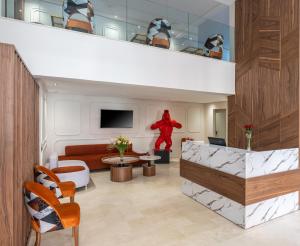 マラケシュにあるSwiss Continental Hôtelの赤い像が中央に置かれたホテルロビー