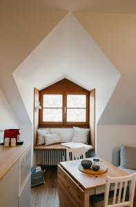 Una habitación con una mesa y una cama en una habitación en FeWo Immenstadt Apartment en Immenstadt im Allgäu