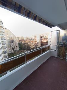 uma varanda com vista para a cidade em Le Central - Studio avec terrasse Camas,Timone em Marselha