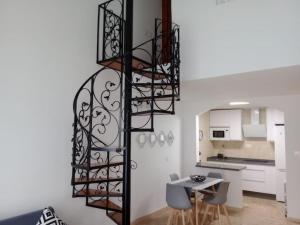 a spiral staircase in a room with a kitchen at Paraíso Azul in Aguadulce