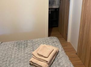 een slaapkamer met een bed met twee handdoeken erop bij Oliva Mobile Home in Biograd na Moru