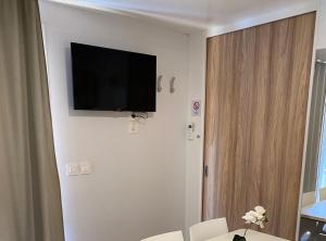 een kamer met een flatscreen-tv aan de muur bij Oliva Mobile Home in Biograd na Moru +29 foto's
