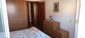 - une chambre avec un lit et une commode avec des serviettes dans l'établissement Apartman Vista Mare, à Pula