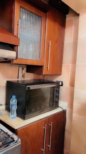 a microwave sitting on top of a counter in a kitchen at شقه فندقيه الترا سوبر لوكس بارقي مناطق اسيوط in Asyut