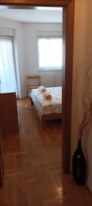 - une petite chambre avec un lit et une fenêtre dans l'établissement Apartman Vista Mare, à Pula