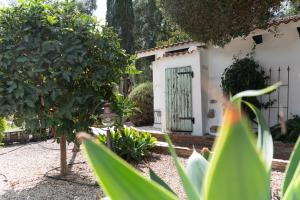 una puerta a una casa con jardín en Boutique Hotel Rancho Los Lobos en Jimena de la Frontera