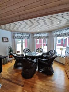 een woonkamer met een tafel en stoelen bij Semesterhus med spabad & bastu in Söderköping