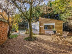Jardín al aire libre en Pass the Keys Delightful Studio in West Ashling