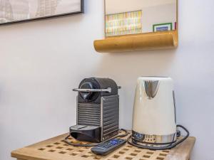 Utensilios para hacer té y café en Pass the Keys Delightful Studio in West Ashling
