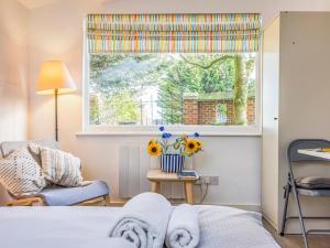 Cama o camas de una habitación en Pass the Keys Delightful Studio in West Ashling