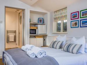 Cama o camas de una habitación en Pass the Keys Delightful Studio in West Ashling