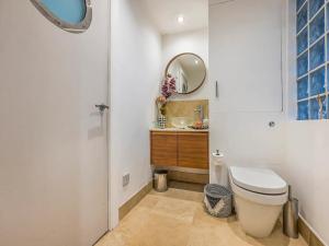 Un baño de Pass the Keys Delightful Studio in West Ashling