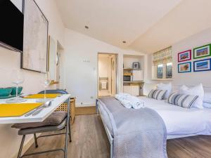 Cama o camas de una habitación en Pass the Keys Delightful Studio in West Ashling