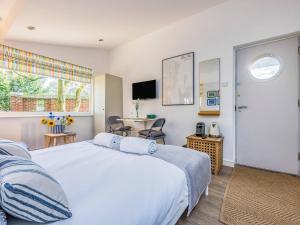 Cama o camas de una habitación en Pass the Keys Delightful Studio in West Ashling