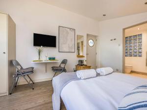 Cama o camas de una habitación en Pass the Keys Delightful Studio in West Ashling