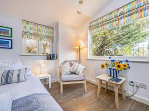 Un dormitorio con una cama y una silla y una ventana. en Pass the Keys Delightful Studio in West Ashling, en Chichester