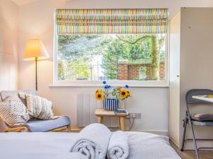 Cama o camas de una habitación en Pass the Keys Delightful Studio in West Ashling