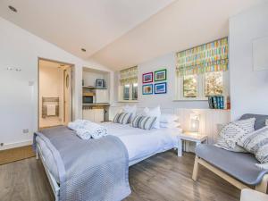 Cama o camas de una habitación en Pass the Keys Delightful Studio in West Ashling