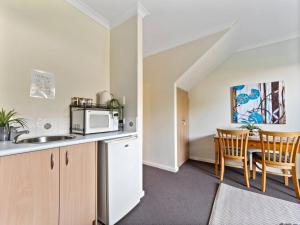 Η κουζίνα ή μικρή κουζίνα στο Cosy Studio- Courtyard- Central-Pool