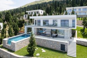 an aerial view of a house with a swimming pool at The Luxury Villa by PikHost in Shirokë