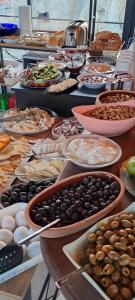 um buffet com muitos pratos de comida numa mesa em Sirius Cave Cappadocia em Ürgüp