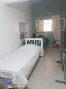 a bedroom with a white bed and a window at DAS THOMY II in Córdoba