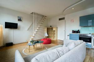 Lille hypercentre-2 bedrooms very bright + parking في ليل: غرفة معيشة مع أريكة وطاولة