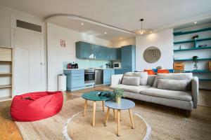 ein Wohnzimmer mit einem Sofa und einem Tisch in der Unterkunft Lille hypercentre-2 bedrooms very bright + parking in Lille