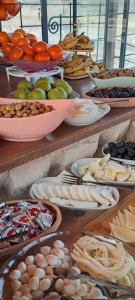 um buffet com pratos de comida numa mesa em Sirius Cave Cappadocia em Ürgüp