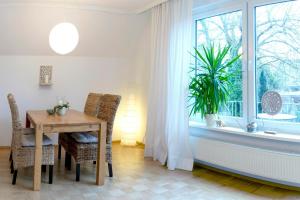 a dining room with a table and chairs and a window at Ferienwohnung am Hafen Bad Bevensen in Bad Bevensen