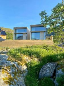 una casa su una collina con vista di Fantastic mini-house on the waterfront a Ramberg