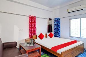 een kleine kamer met een bed en een stoel bij Flagship D.M.2 Resort in Bāgnān
