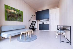 un soggiorno con divano blu e una cucina di Fantastic mini-house on the waterfront a Ramberg
