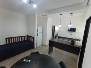Habitación con mesa, cama y escritorio. en SURI, en Salta